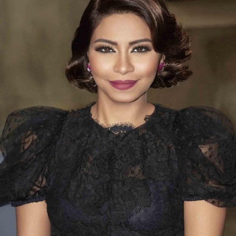 اطلالة باللون الأسود تتوافق مع طلة وفاء الكيلانى