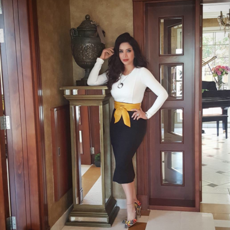 أبرزت لجين عمران خصرها من خلال ربطة العقدة