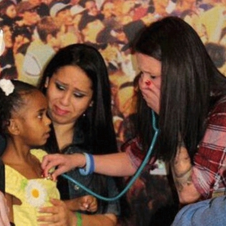 أم تسمع نضبات قلب طفلها المتوفي بعد تبرعها بأعضائه