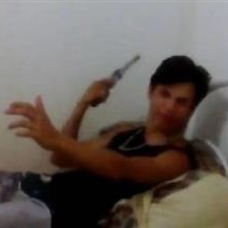 شاب يطلق الرصاص على راسه امام الكاميرا