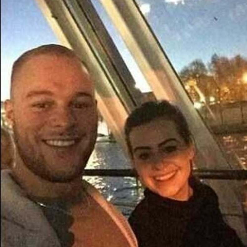 شاب يعبر مطارين