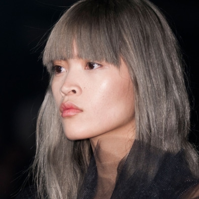 اختاري الشعر الرمادي مع تسريحة الغرة الامامية