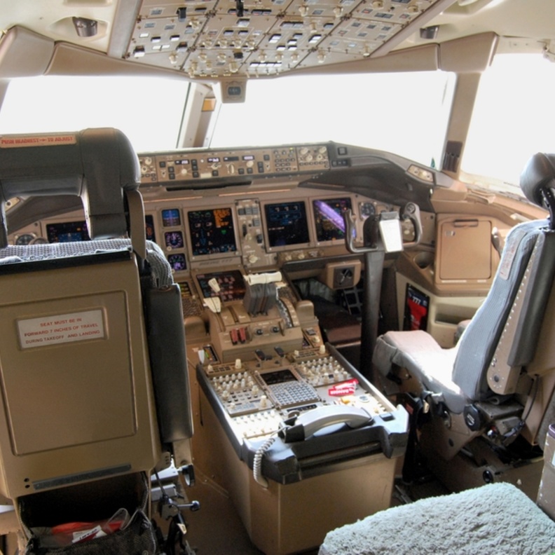 تركيب الكاميرات داخل وخارج الطائرة لحمايتها من الاختطاف 