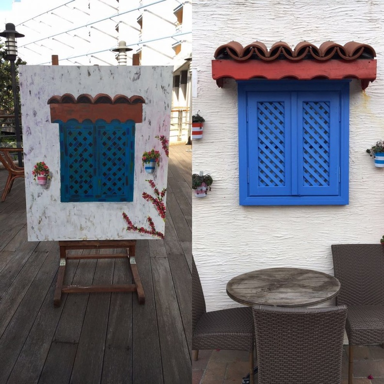 من اللوحات التشكيلية في المعرض