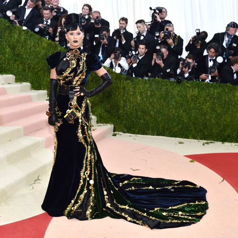 كاتي بيري Katy Perry في فستان اسود طويل مزين بالمعادن الذهبية من برادا Prada