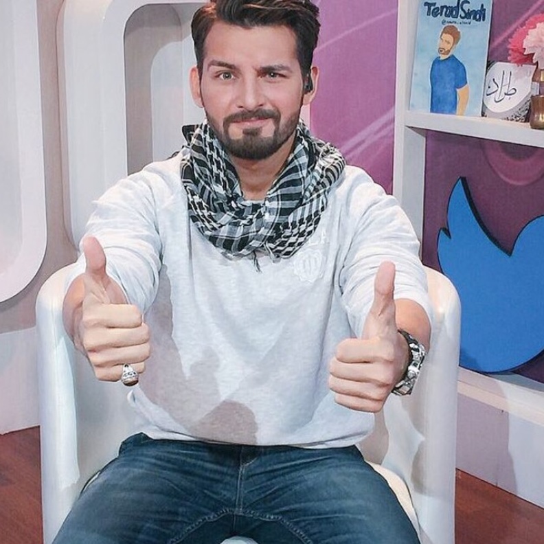 يحرص طراد دائما على ارتداء الشال 