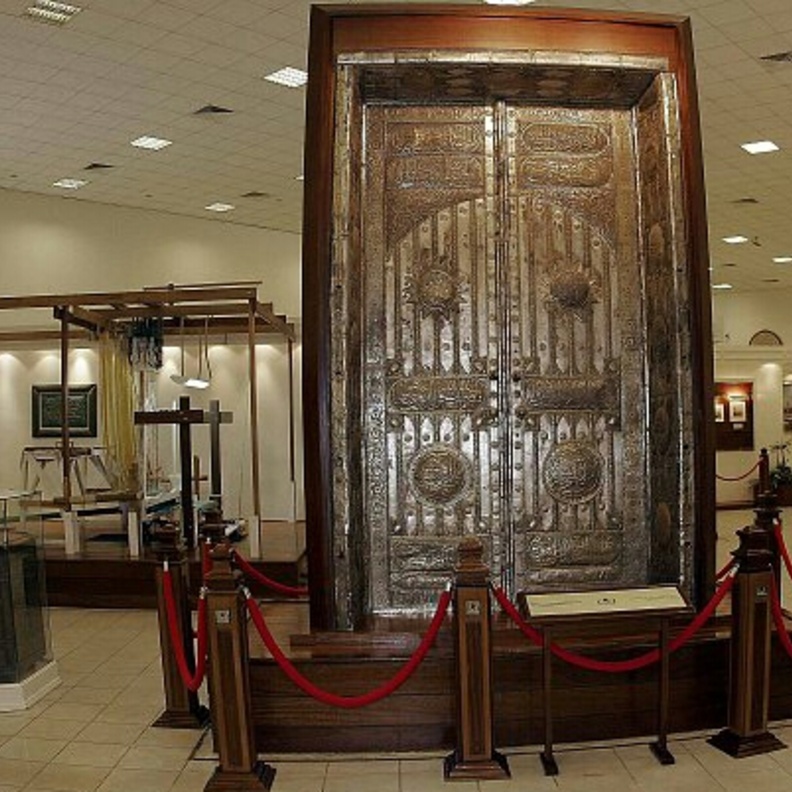نموذج لباب الكعبة في متحف اعمار الحرمين