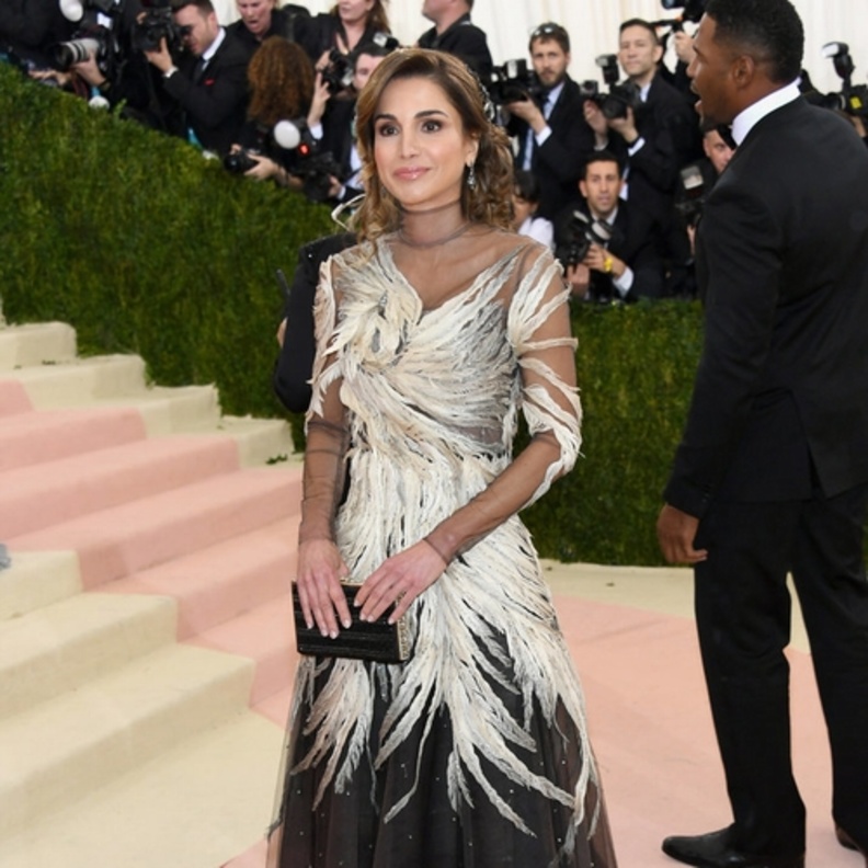 الملكة رانيا العبدالله اطلت في الحفل بفستان عصري انيق