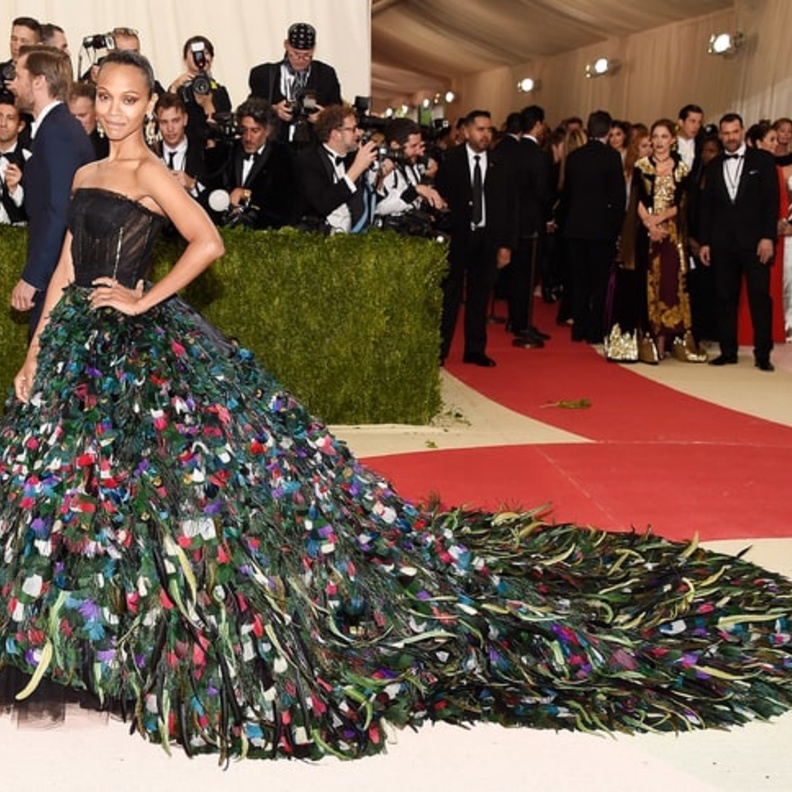 zoe saldana في فستان من دولتشي اند غابانا