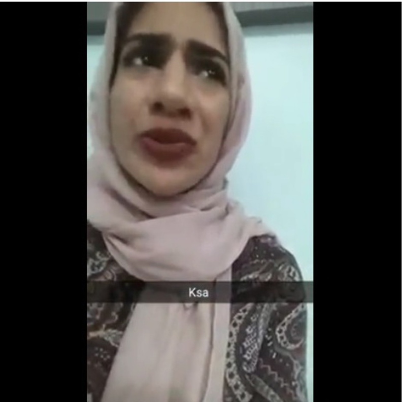  الفتاه في مقطع الفيديو تقلد اللهجه السعودية