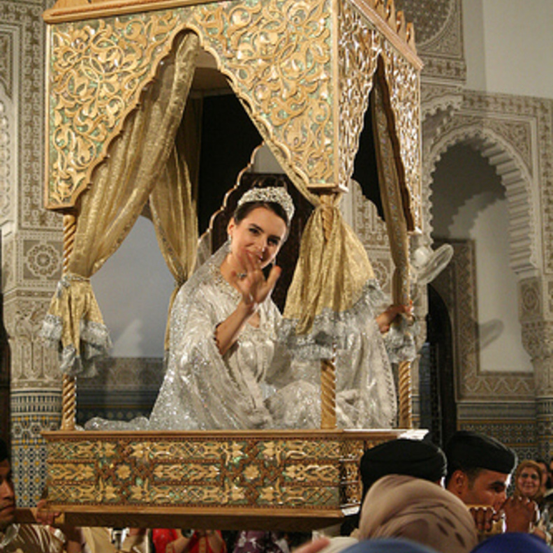 بالفيديو: مغريبة تقع من فوق العمارية 