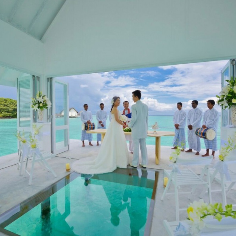 منتجع يفتتح قاعة لحفلات الزفاف وسط المياه