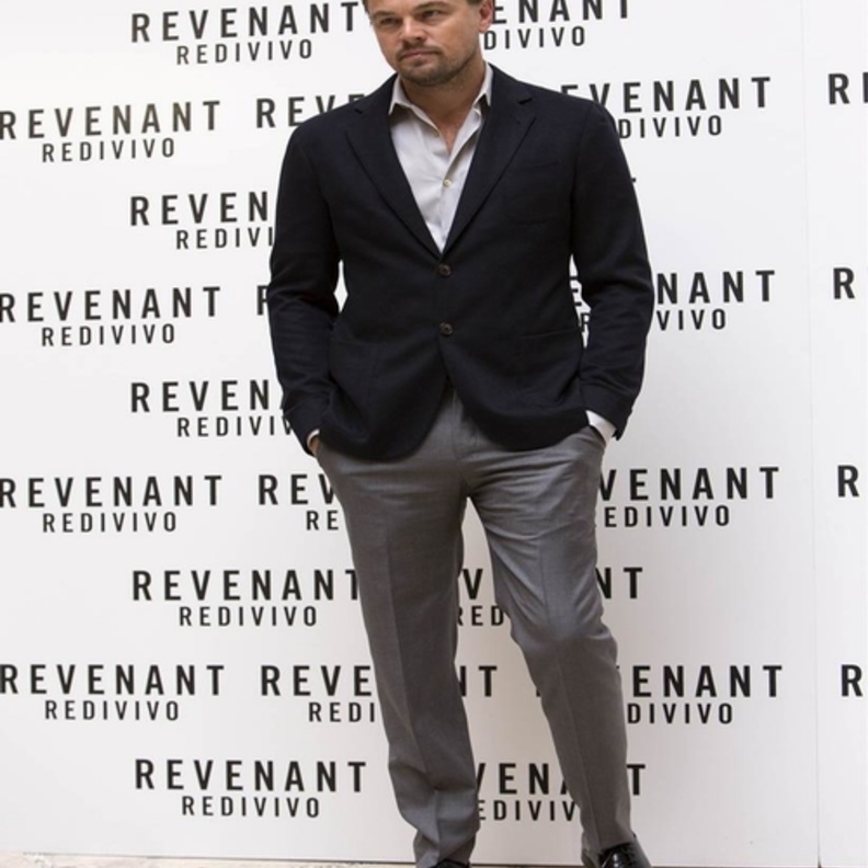 لوك شبابي غاية في الأناقة اعتمده ليوناردو ديكابريو