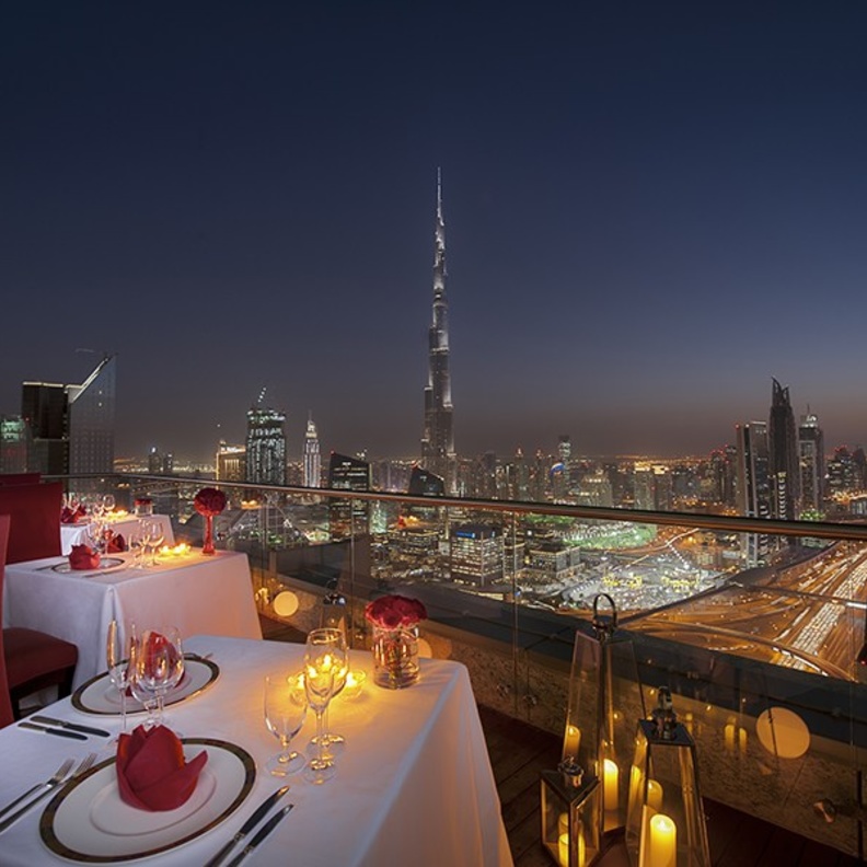 قمة الرومانسية على شرفة الطابق 42 في فندق شانغريلا دبي