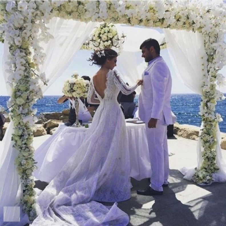 العروسان  في إطار مميز