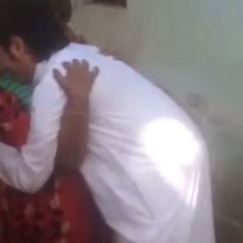 مشهد من الفيديو للقاء ضاري بالخادمة بعد 7 سنوات من مغادرتها