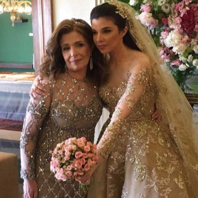 العروس ميشيل تويني ووالدتها السيدة ميرنا المر