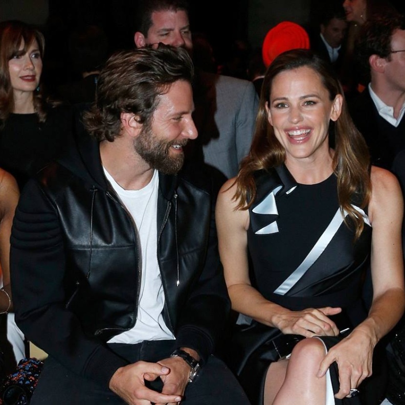 جنيفير غارنر وبرادلي كوبر نجوم الصف الأول لعرض أزياء فيرساتشي في باريس بالأمس