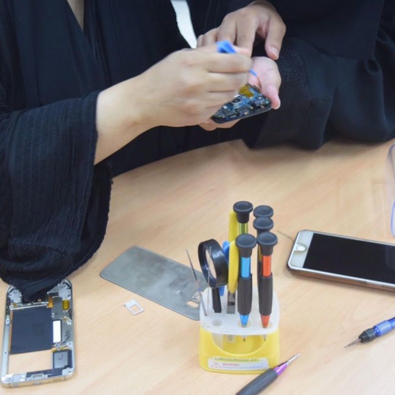 الفتاة السعودية اثبتت وجودها في عالم صيانة الجوالات 