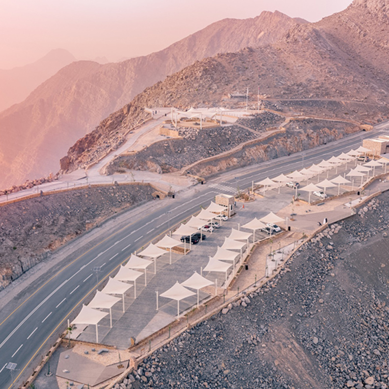 إطلالات رائعة من منصة المشاهدة في جبل جيس .. أعلى قمة جبلية في الإمارات