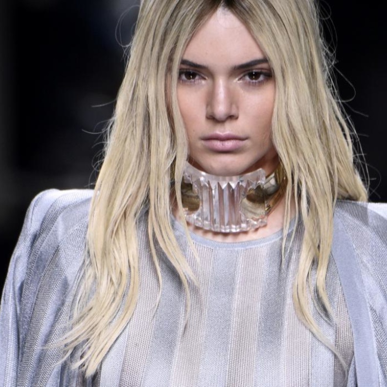 كيندال جينر تضرب مصور في اسبوع باريس