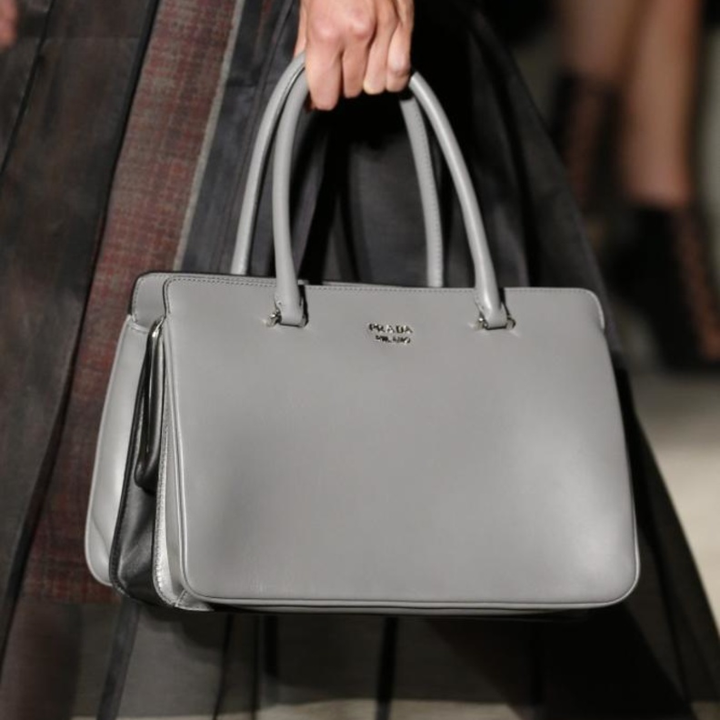 شنطة من برادا Prada