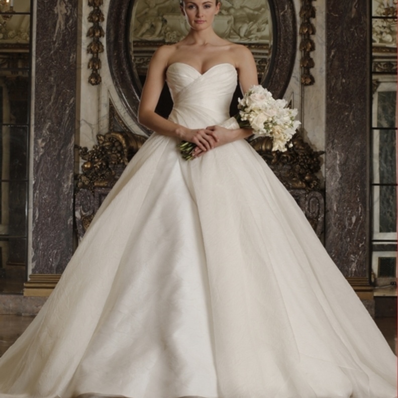 لاطلالة ملكية يوم زفافك اختاري من مجموعة "رومونا كيفيزا"