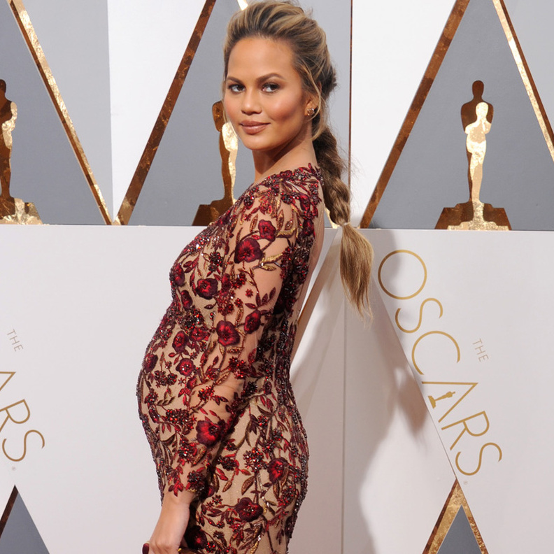 Chrissy Teigen في حفل الاوسكار 2016