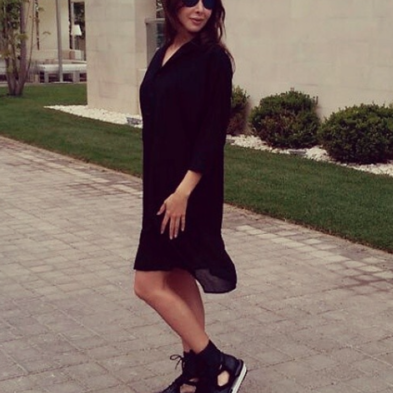 تنتقي الأحذية الرياضية وتنسقها بعفوية