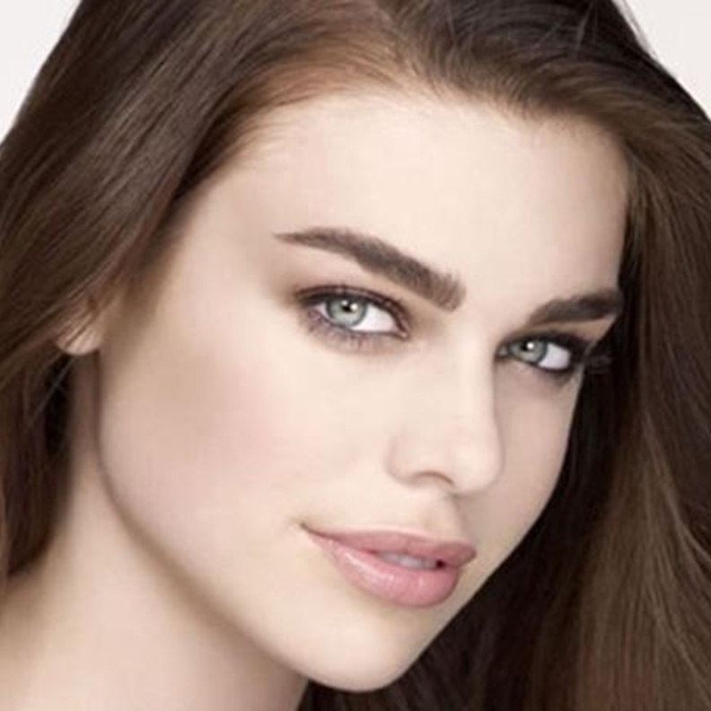 الحواجب المستقيمة تناسب الوجه الطويل