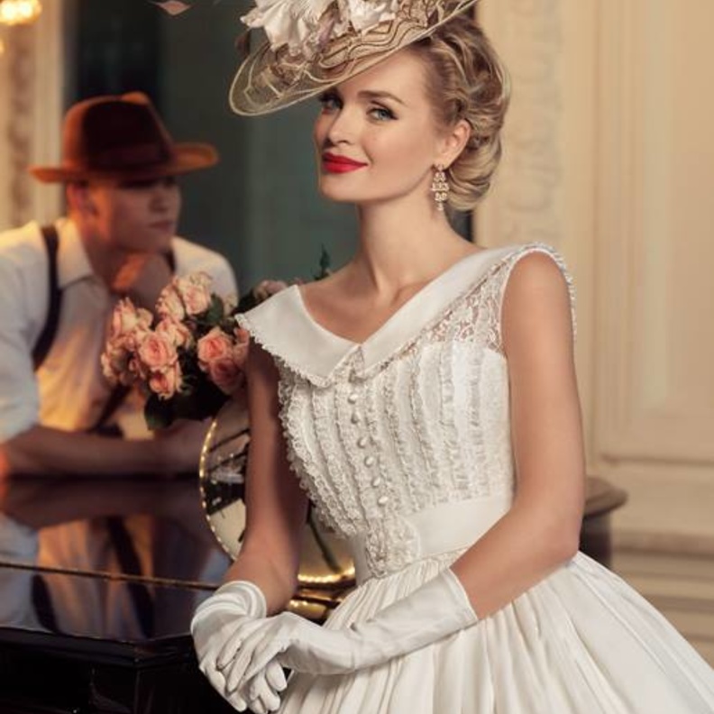 قبعة ذهبية مع القفازات