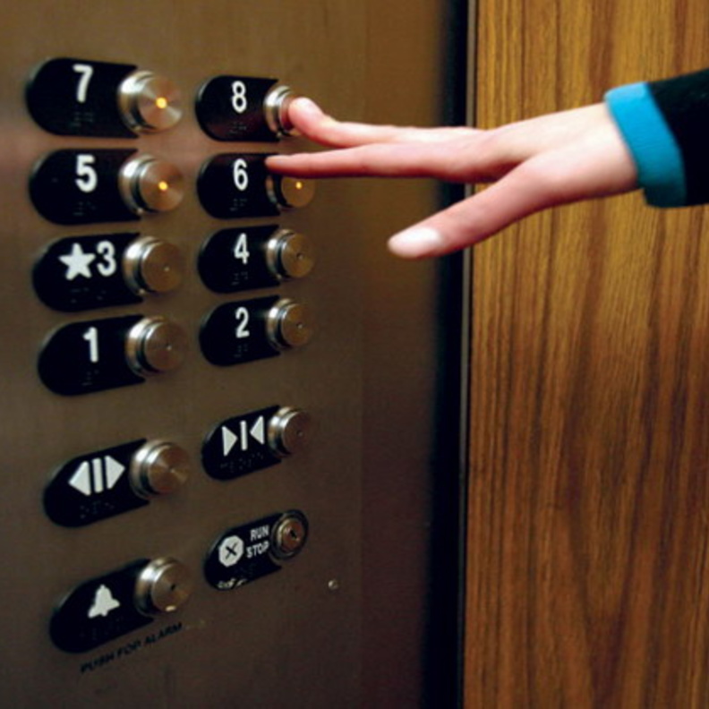 سقوط مصعد بناية في رأس الخيمة بداخله 9 أشخاص