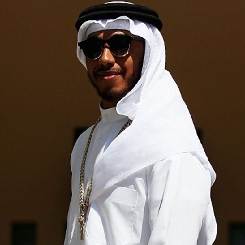 لويس هاملتون بزي الخليجي