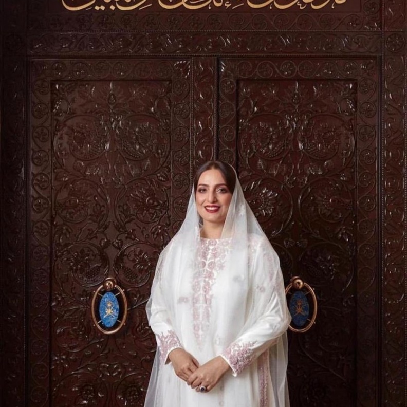 تفاصيل الإطلالة الأنيقة بالأبيض للسيدة عهد البوسعيدية 