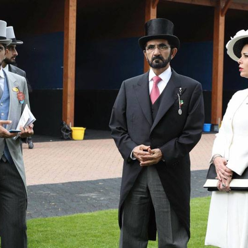 الشيخ محمد بن راشد آل مكتوم مع زوجته الأميرة هيا بنت الحسين وابنه حمدان خلال حضورهم لسباق الديربي الانجليزي للخيول