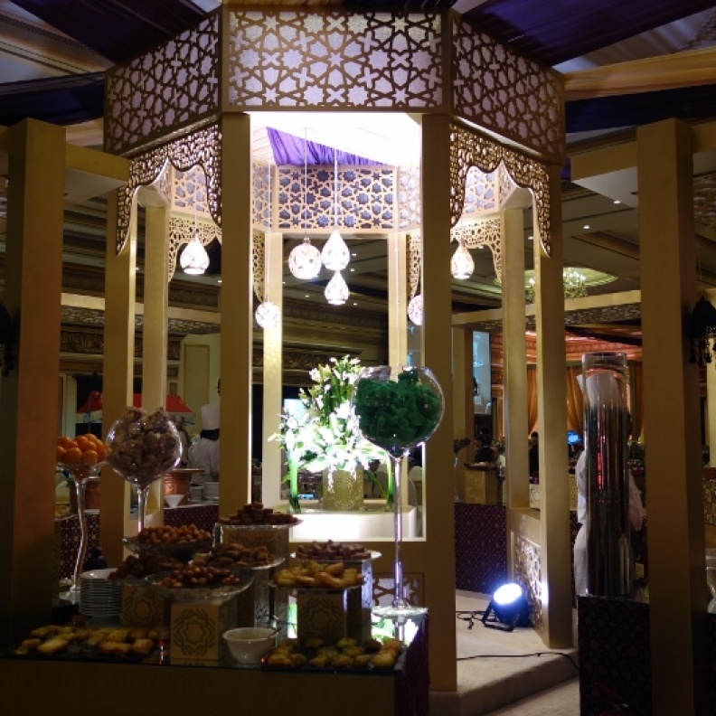 جو رمضاني ساحر في خيمة الإفطار في فندق الموفينبيك في الرياض