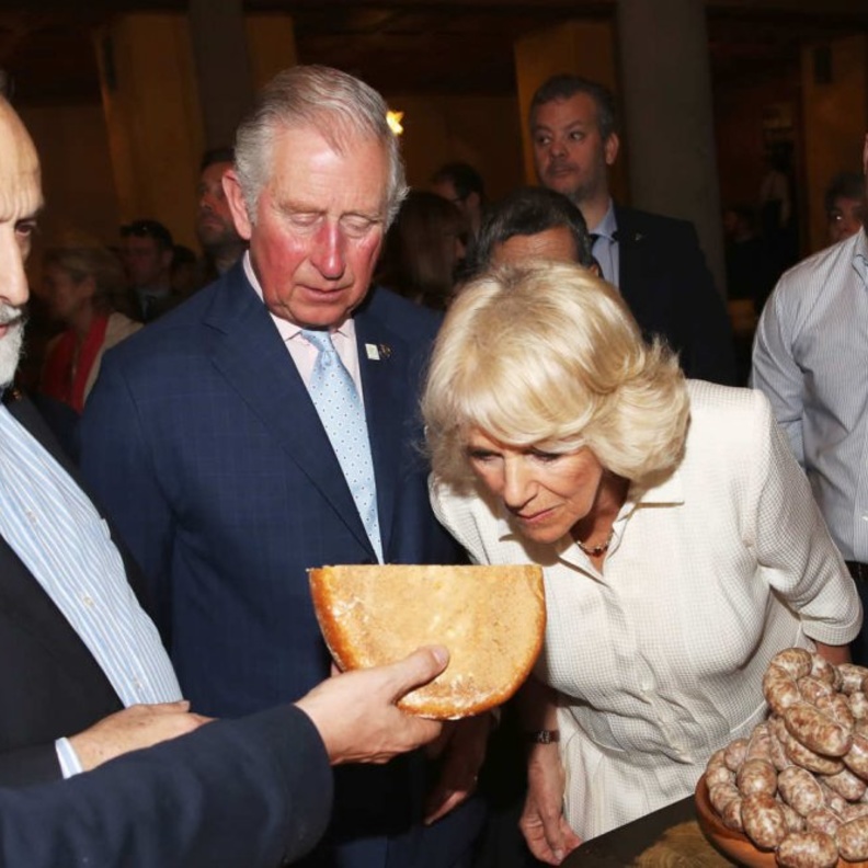 الأمير تشارلز تذوق مجموعة من الأطباق