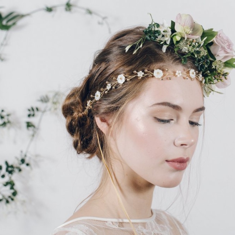 التسريحات التي تزينها الورود تجعل اطلالة العروس رومانسية