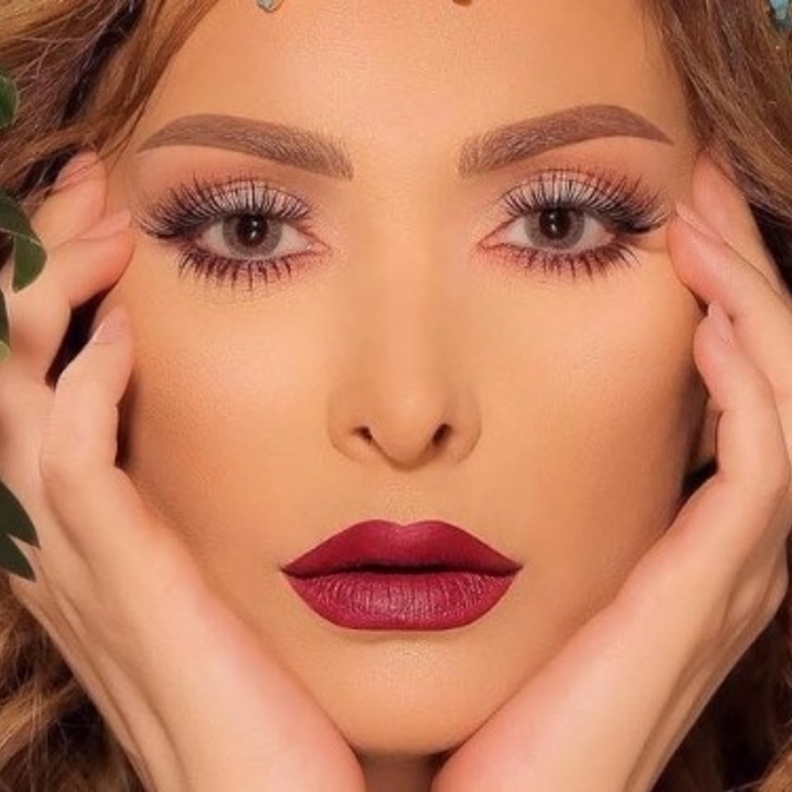 أمل حجازي تحب المكياج البرونزي مع أحمر الشفاه القوي