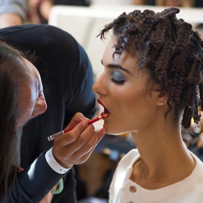 هكذا يتم تحضير عارضات "فينيسا سيورد" خلال عروض أزياء باريس بالأمس