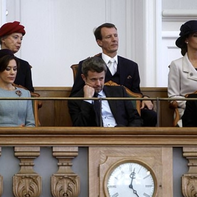 ملكة الدانمارك تتقدم الحضور في جلسة البرلمان