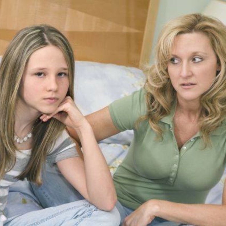 غيرة الأم من ابنتها.. ما أسبابها وما هي سبل القضاء عليها؟