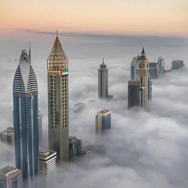 الشيخ حمدان بن محمد ينشر صورة للضباب صباح اليوم في دبي مع تعليق:"صباح الفل حق الكل"