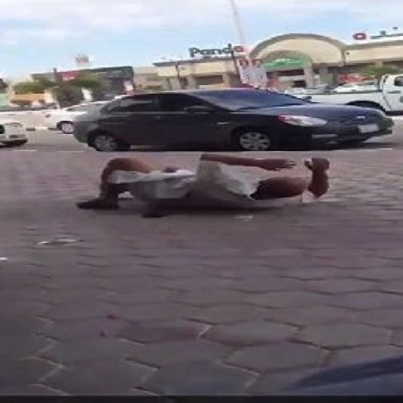 لحظة سقوط المسن