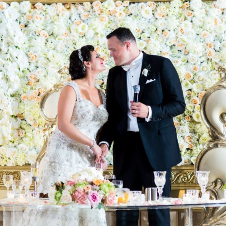 حائط مزهر مشكل من أزهار غير مكلفة