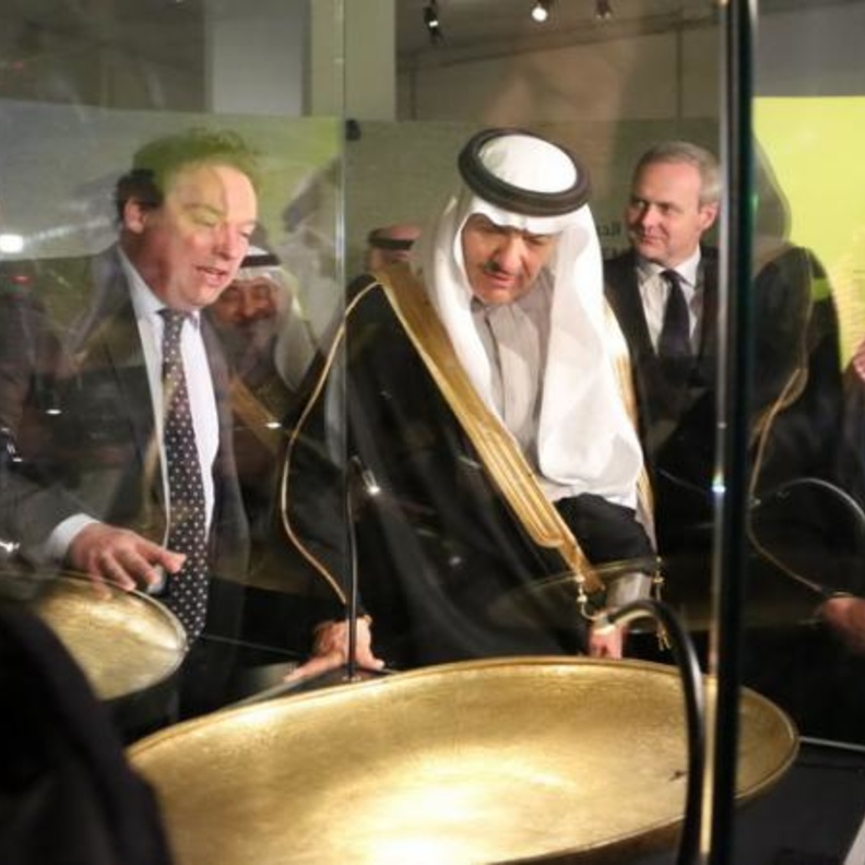 جولة الأمير في المعرض