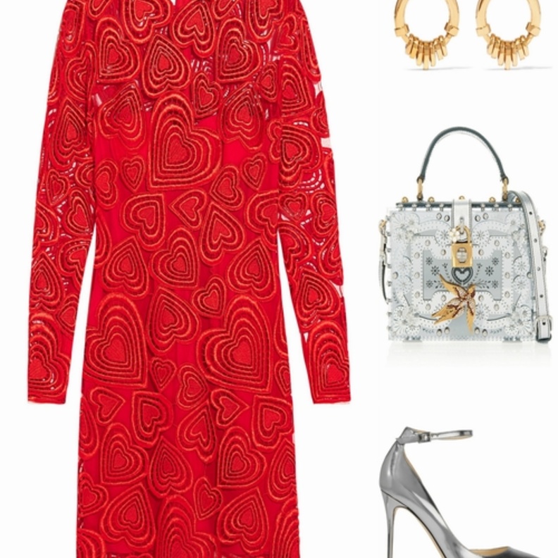 اطلالة جذابة لعشاء في بوم الحب