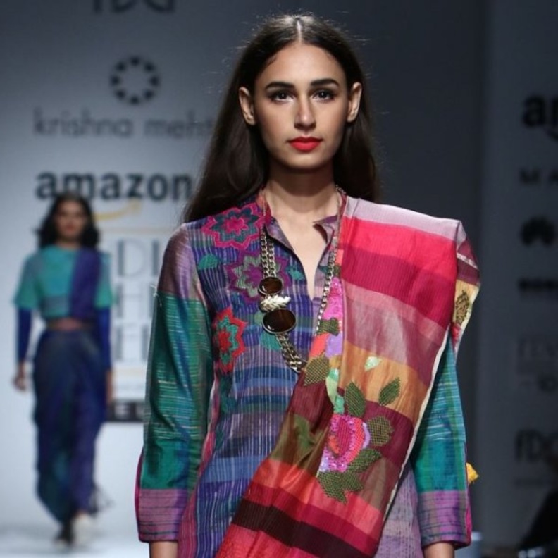 اكسسوارات هندية مع شالات راقية بتوقيع Krishna Mehta