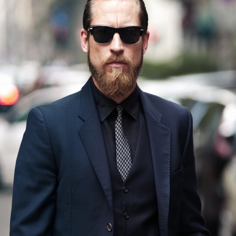 تضيف النظارة الشمسية غموض جذاب لاطلالتك الأنيقة 