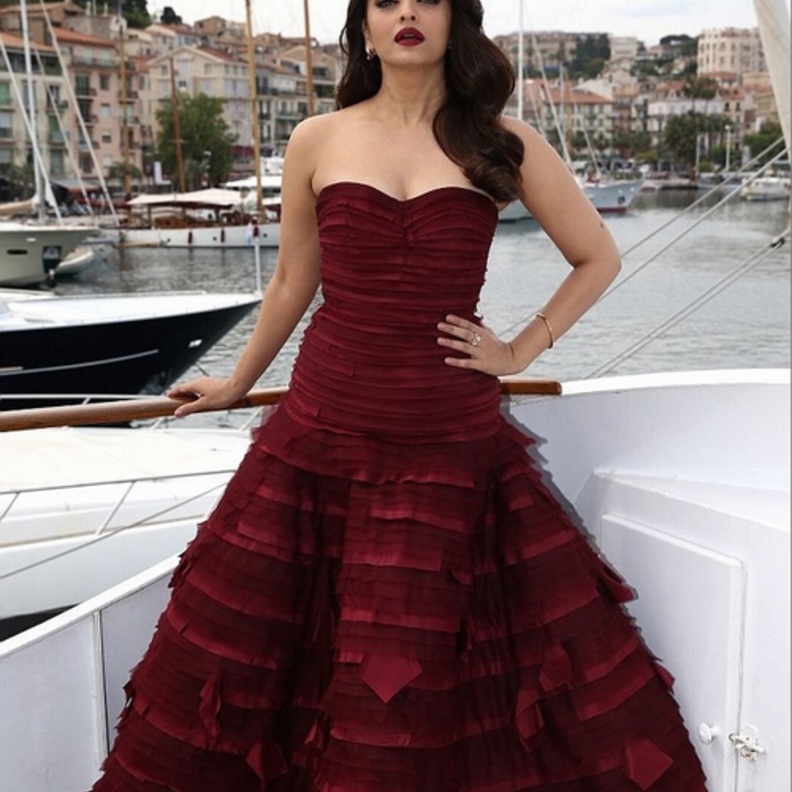 راقية بفستان أوسكار دي لارينتا باللون الأحمر القاني